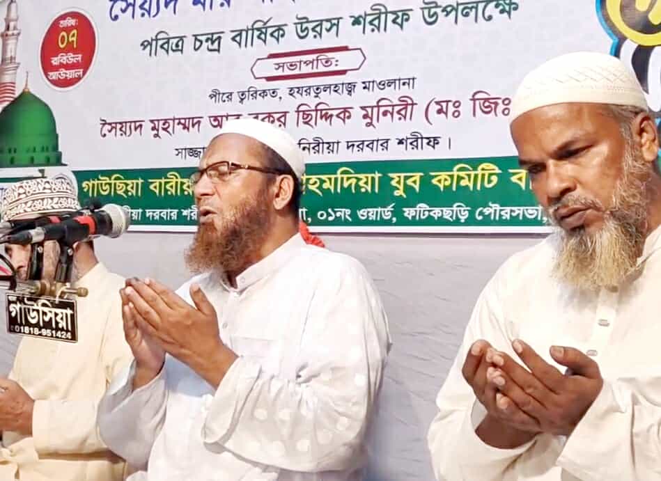 Ayollar o‘sha yerda to‘rt oyog‘ida semiz qari eshaklari bilan turishibdi. Kattalar guruhlari uchun erotik oyinlar